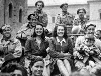 25 aprile: due balconi e un corridoio